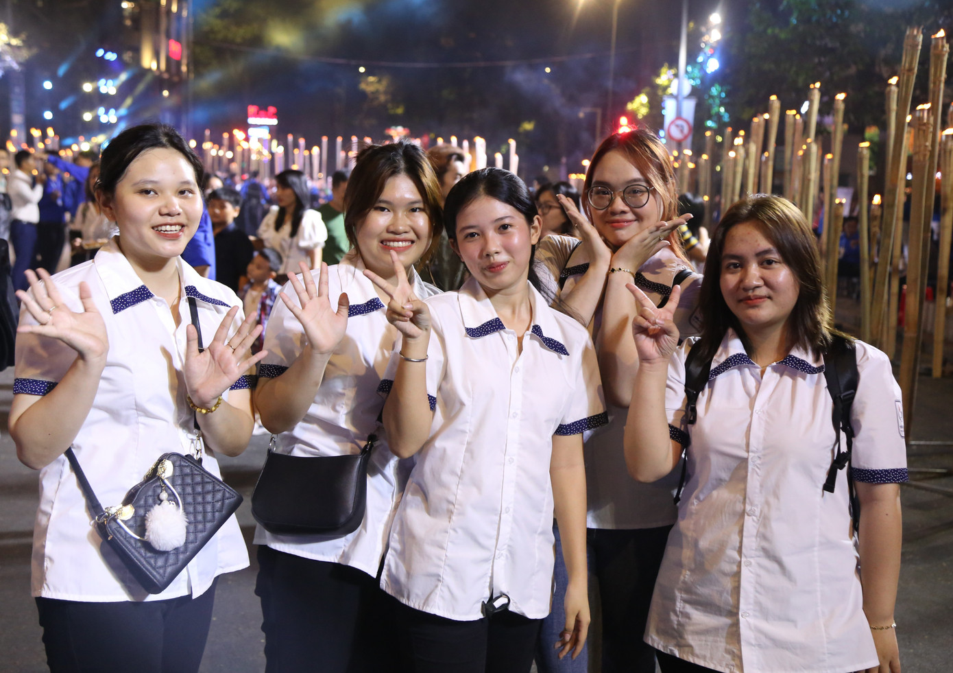 Nhóm sinh viên Trường Cao đẳng Sư phạm Trung ương phấn khởi tham gia Lễ hội Thanh niên.