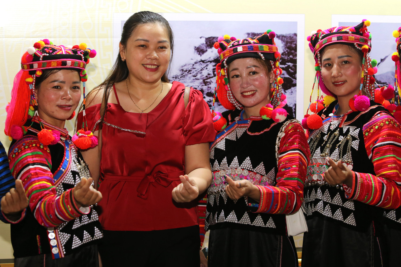 Người dân chụp ảnh lưu niệm với các cô gái trong trang phục đặc trưng Tây Bắc. Ảnh: Ngô Tùng. Người dân chụp ảnh lưu niệm với các cô gái trong trang phục đặc trưng Tây Bắc. Ảnh: Ngô Tùng.