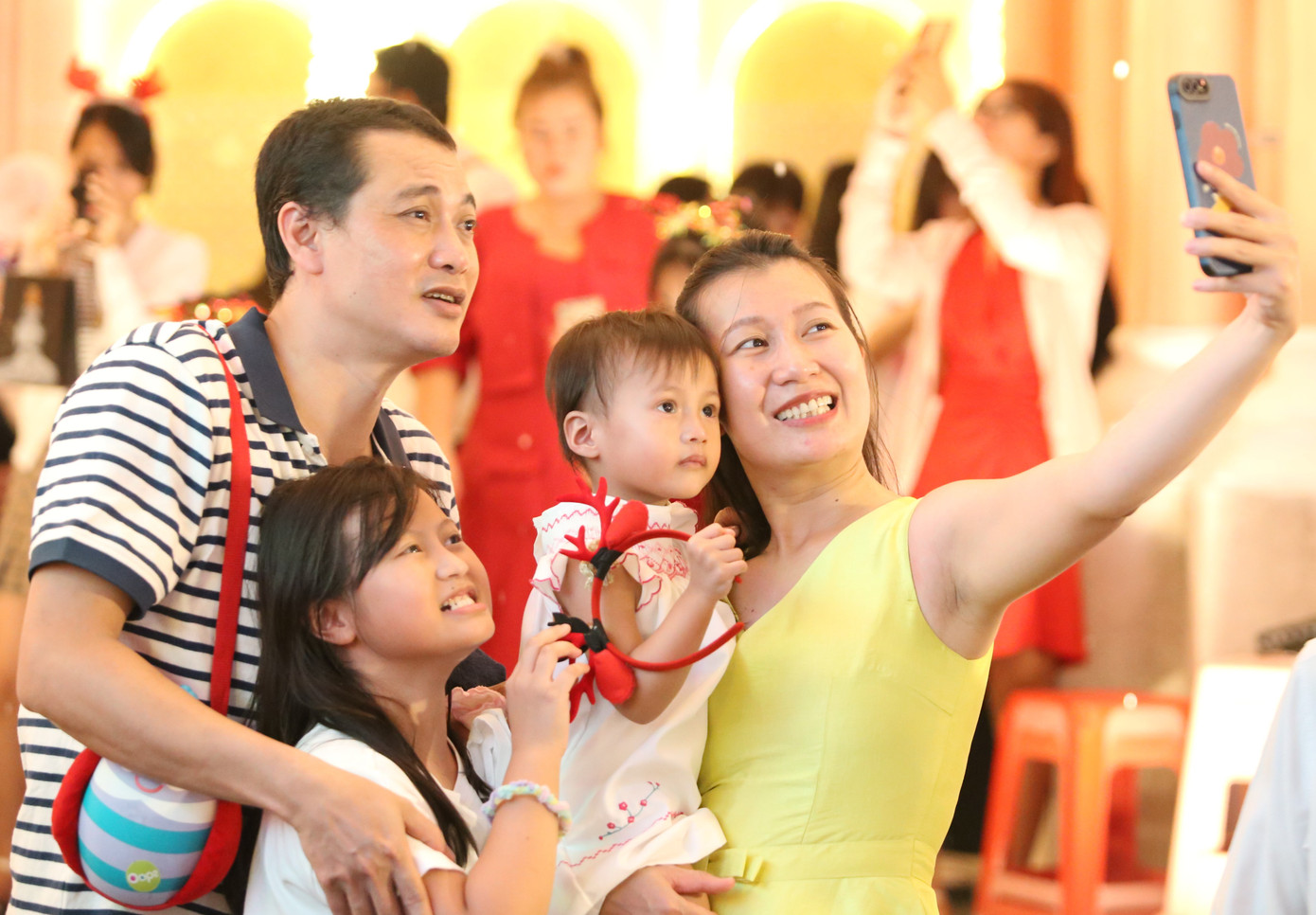 Giây phút tươi vui, hạnh phúc của một gia đình trẻ.