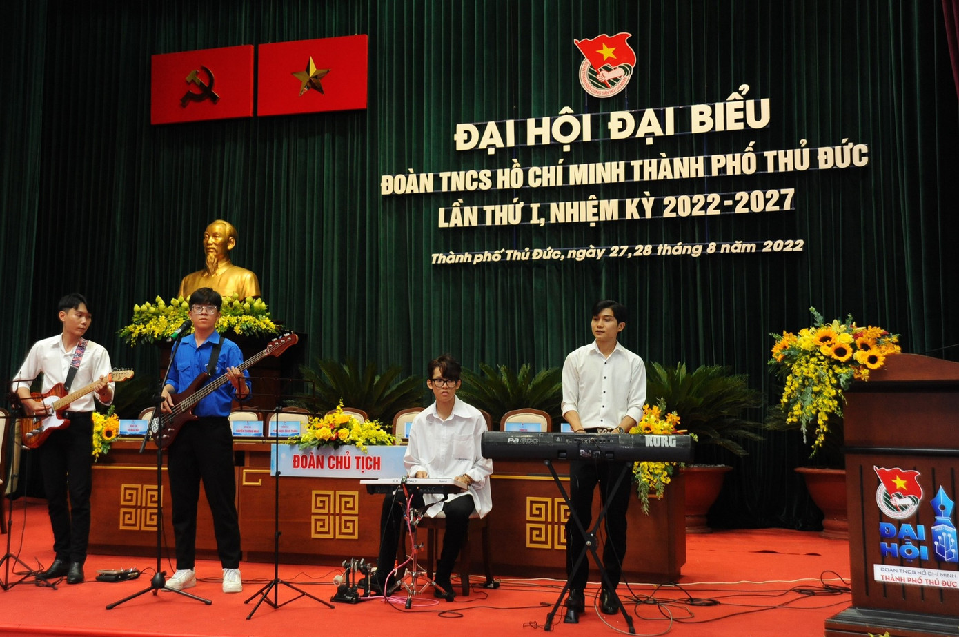 Nam ca sĩ, nhạc sĩ 9x biểu diễn tại Đại hội đại biểu Đoàn TNCS Hồ Chí Minh TP. Thủ Đức lần thứ nhất, nhiệm kỳ 2022 - 2027.