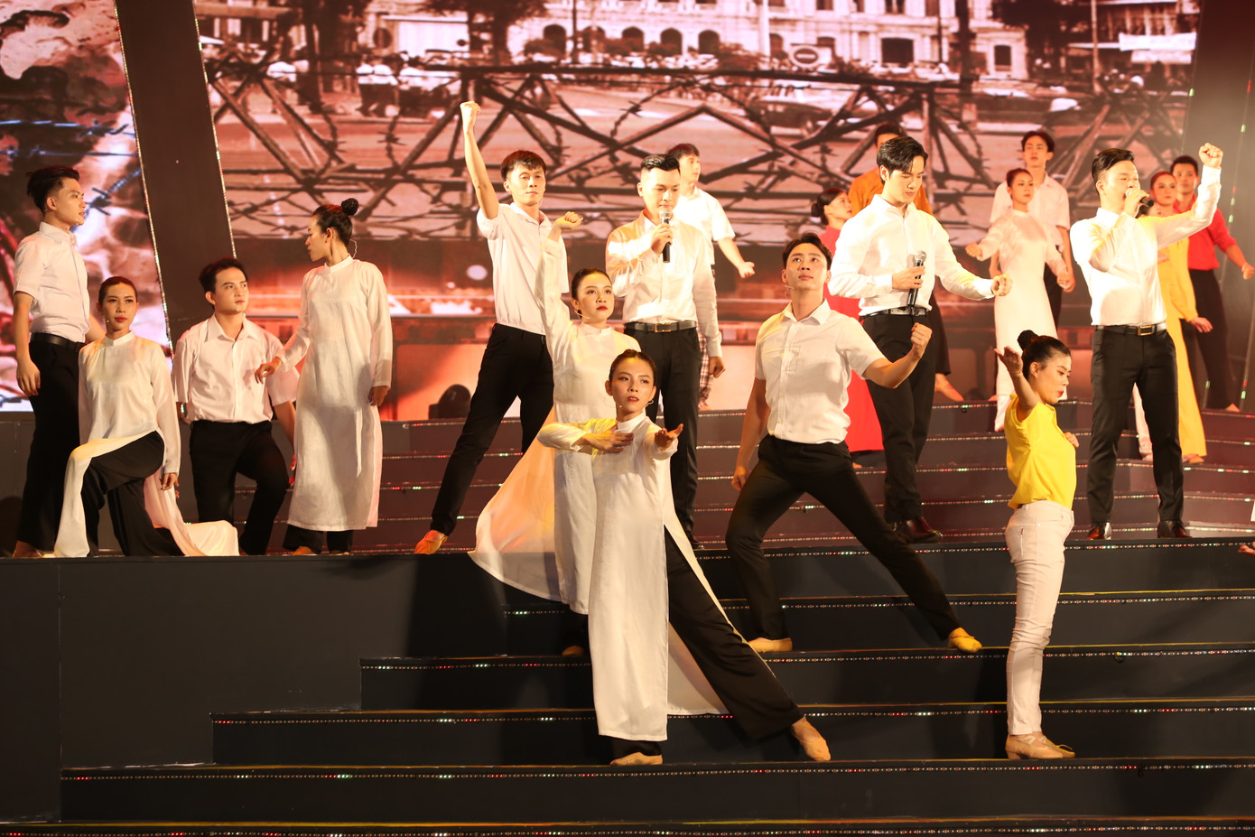 Từ khi được thành lập, Đảng Cộng sản Việt Nam đã tuyên truyền, vận động, tập hợp đông đảo các tầng lớp nhân dân hưởng ứng, tham gia: Phong trào Xô viết Nghệ Tĩnh, khởi nghĩa Bắc Sơn, khởi nghĩa Nam Kỳ, binh biến Đô Lương, cao trào kháng Nhật… trên cả nước, làm lung lay chế độ thực dân, phong kiến.