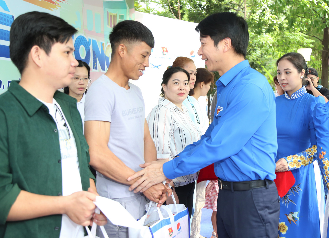 Bí thư Thường trực Trung ương Đoàn Nguyễn Ngọc Lương trao quà Tết cho các anh chị thanh niên công nhân.