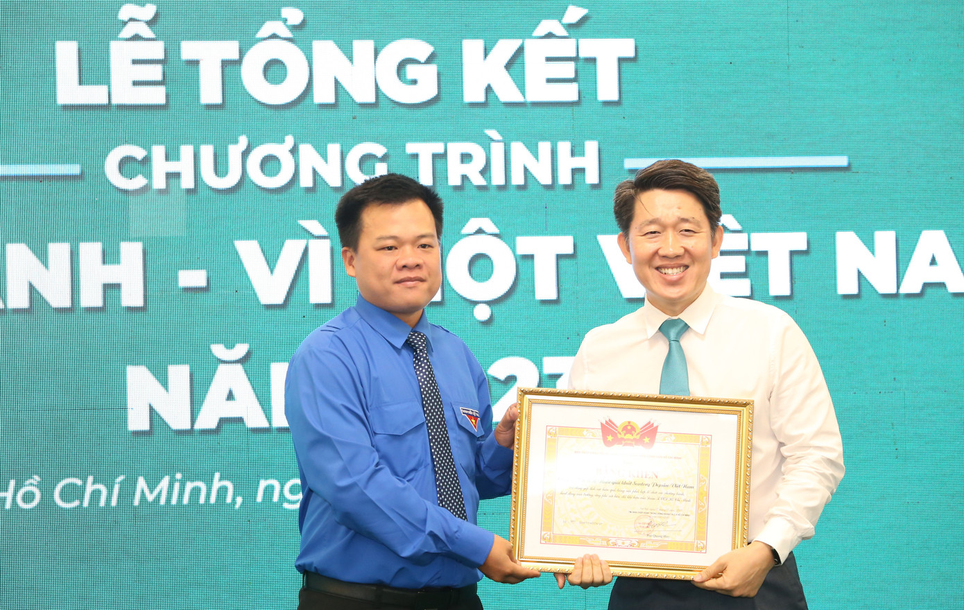 Đại diện lãnh đạo Trung ương Đoàn trao Bằng khen T.Ư Đoàn cho tập thể Công ty TNHH Nước Giải khát Suntory PepsiCo Việt Nam. Đại diện lãnh đạo Trung ương Đoàn trao Bằng khen T.Ư Đoàn cho tập thể Công ty TNHH Nước Giải khát Suntory PepsiCo Việt Nam.