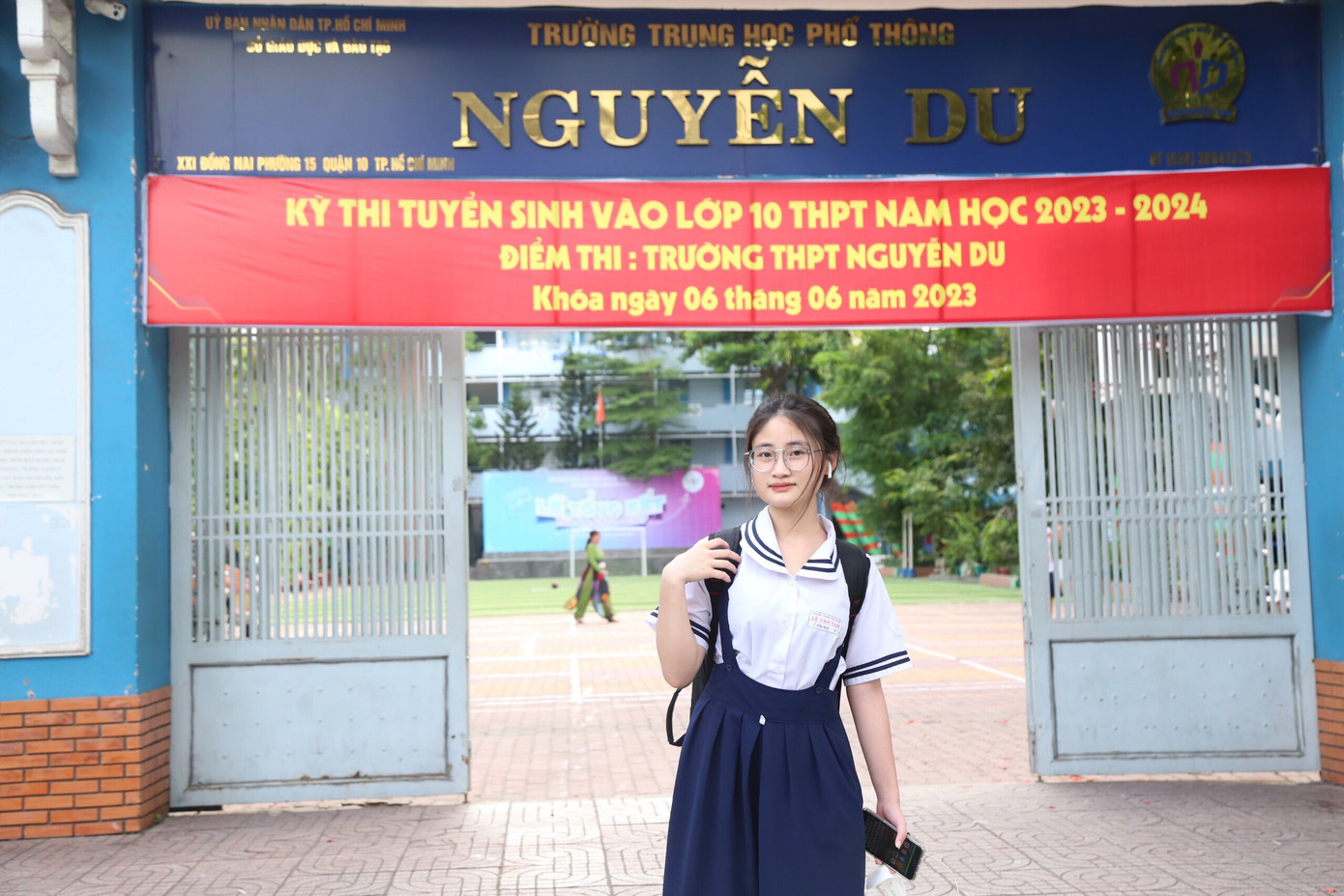 Hồng Ngọc reo vui sau buổi thi môn chuyên cuối kỳ thi vào lớp 10 tại điểm thi THPT Nguyễn Du. Nữ sinh cho biết có sở thích nghe nhạc và yêu thích môn Văn. Ảnh: Ngô Tùng