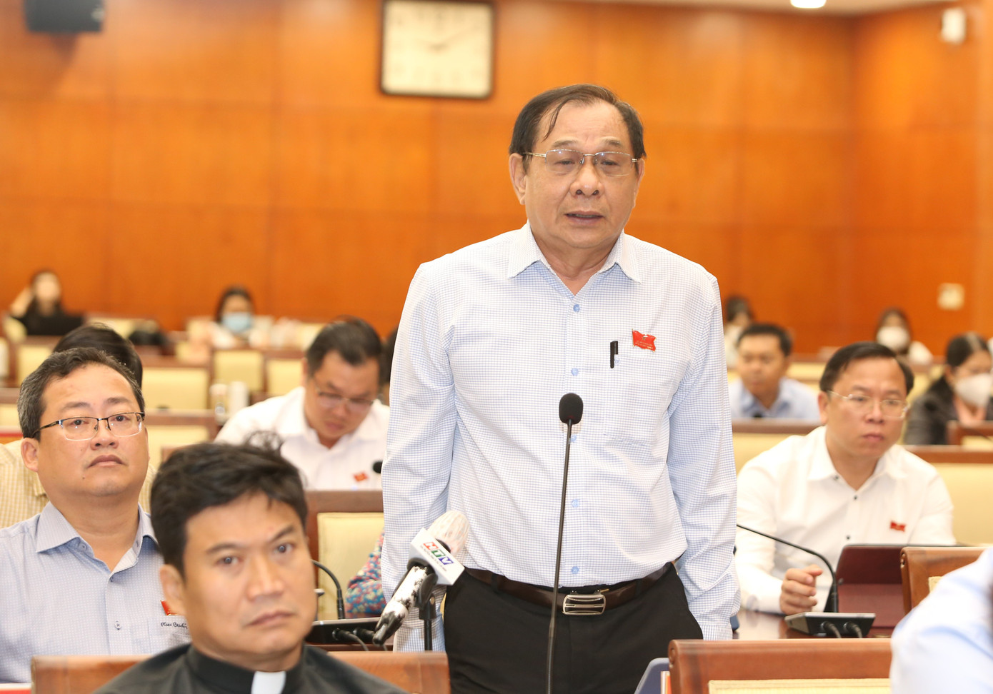 Đại biểu HĐND thành phố cho ý kiến liên quan 16 tờ trình UBND thành phố vừa báo cáo. Ảnh: Ngô Tùng Đại biểu HĐND thành phố cho ý kiến liên quan 16 tờ trình UBND thành phố vừa báo cáo. Ảnh: Ngô Tùng