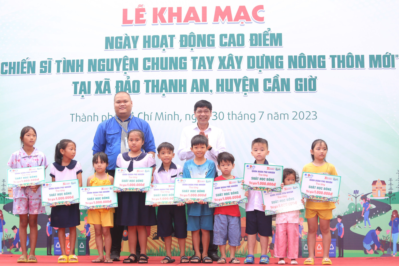 Lãnh đạo huyện đảo Cần Giờ cùng Quận Đoàn Phú Nhuận trao quà tiếp sức các em học sinh vùng xa.