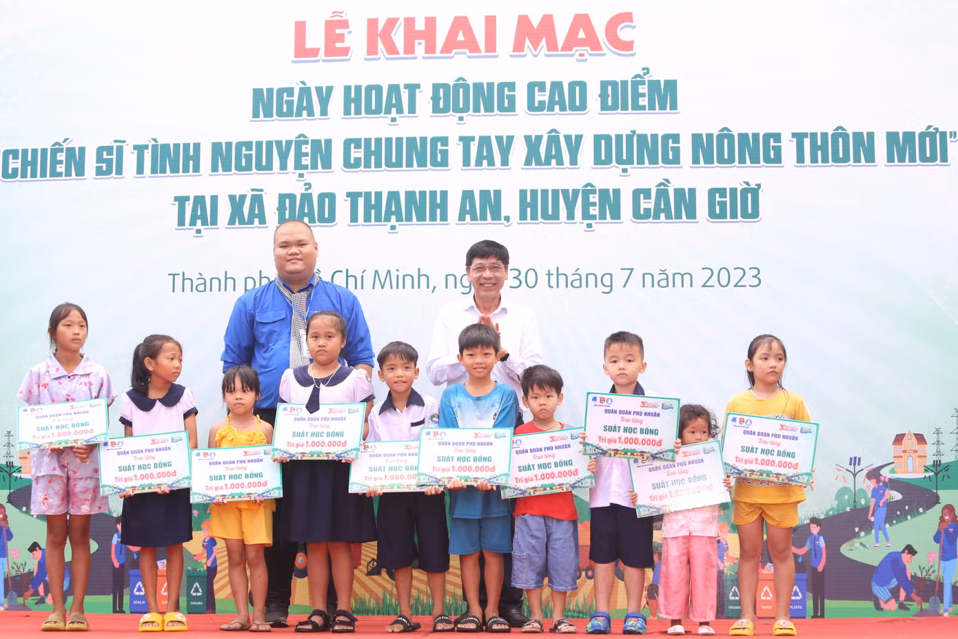 Lãnh đạo huyện đảo Cần Giờ cùng Quận Đoàn Phú Nhuận trao quà tiếp sức các em học sinh vùng xa. Lãnh đạo huyện đảo Cần Giờ cùng Quận Đoàn Phú Nhuận trao quà tiếp sức các em học sinh vùng xa.