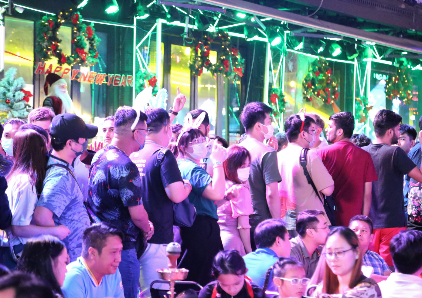 Càng về khuya, người dân và du khách tìm về khu phố trung tâm này càng đông khiến việc dạo bộ giữa phố cũng gặp không ít khó khăn.