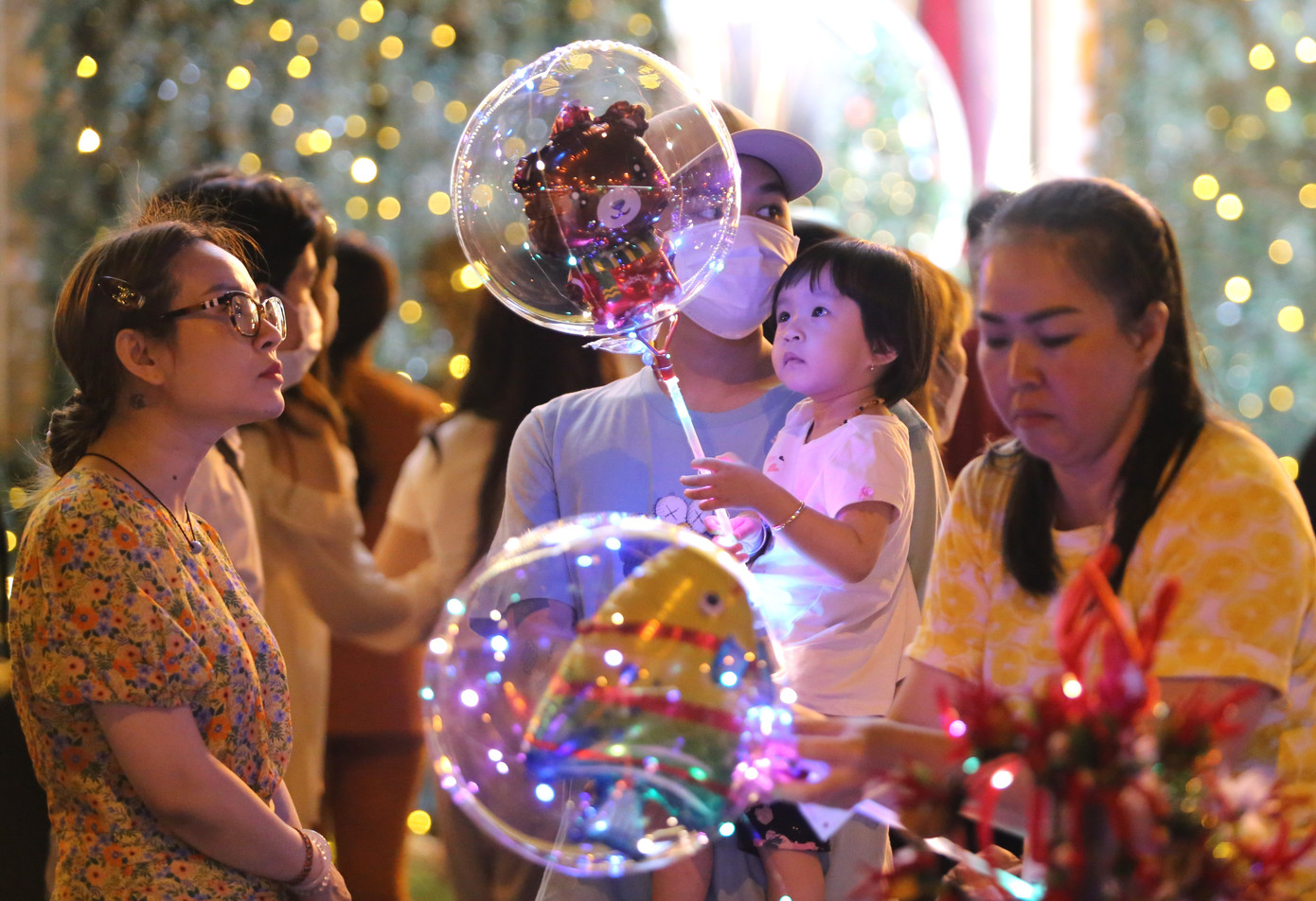 Nhiều em nhỏ được ba mẹ đưa đi chơi Noel sớm. Nhiều em nhỏ được ba mẹ đưa đi chơi Noel sớm.