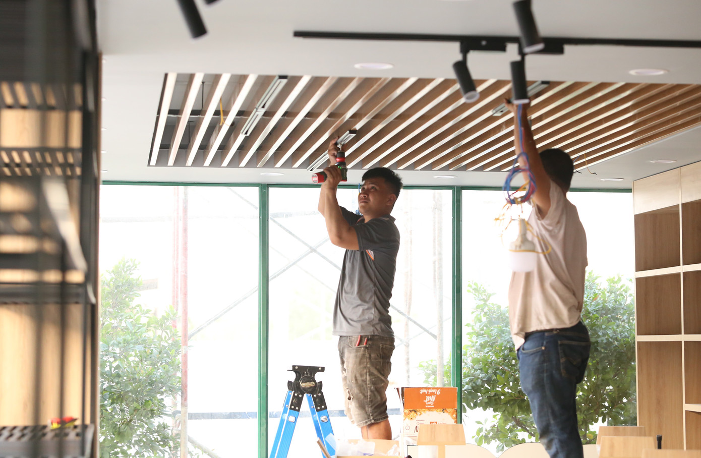 Chủ nhân các gian hàng sách, dịch vụ tất bật thiết kế, trang trí cho không gian của mình.