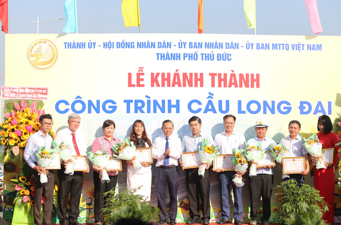 Bí thư Thành ủy Thủ Đức Nguyễn Hữu Hiệp khen thưởng các tập thể đóng góp tích cực cho công trình cầu Long Đại.