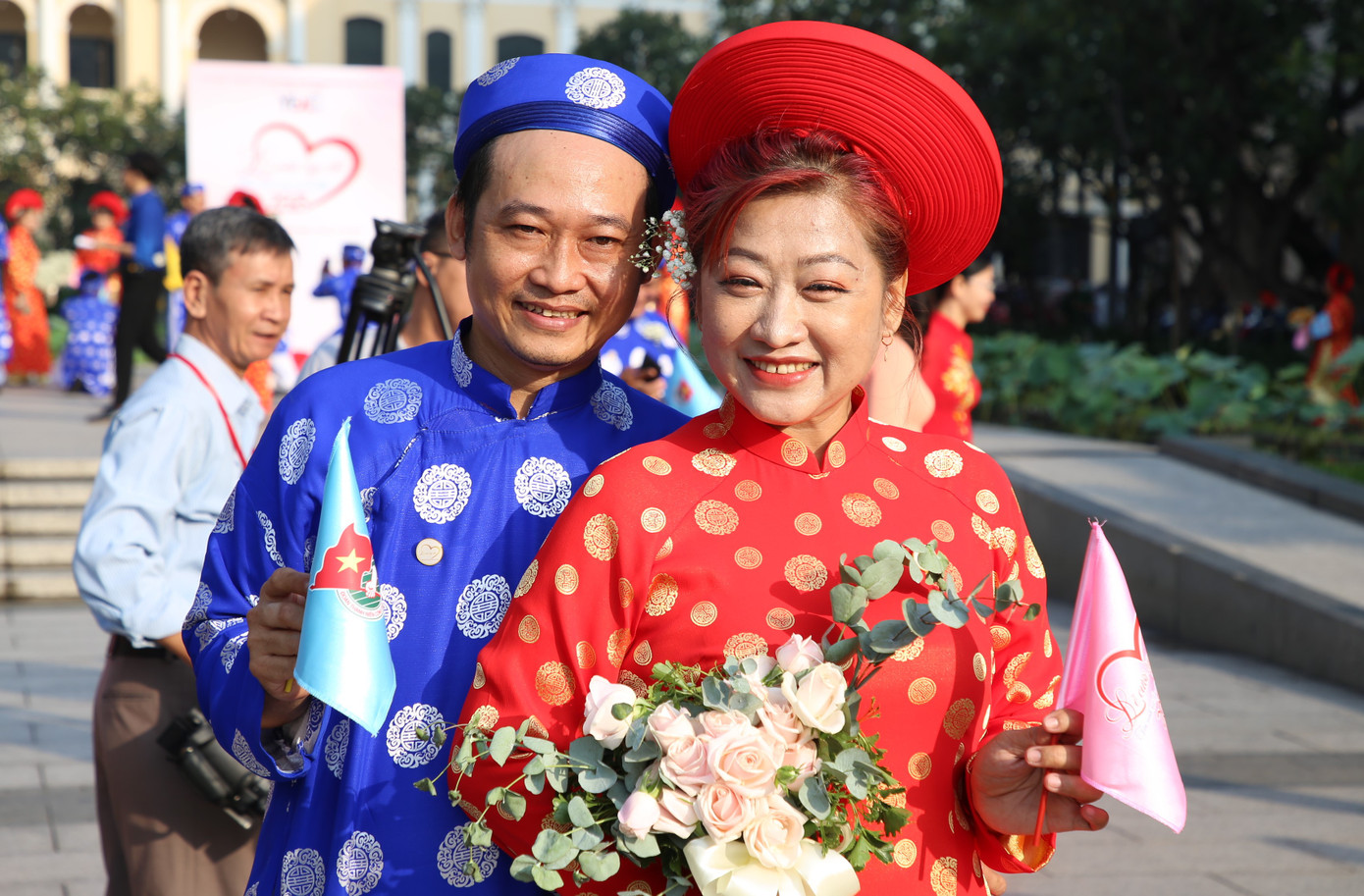 Ánh mắt, nụ cười tràn ngập với mỗi đôi uyên ương trong ngày lễ Phụ nữ Việt Nam.