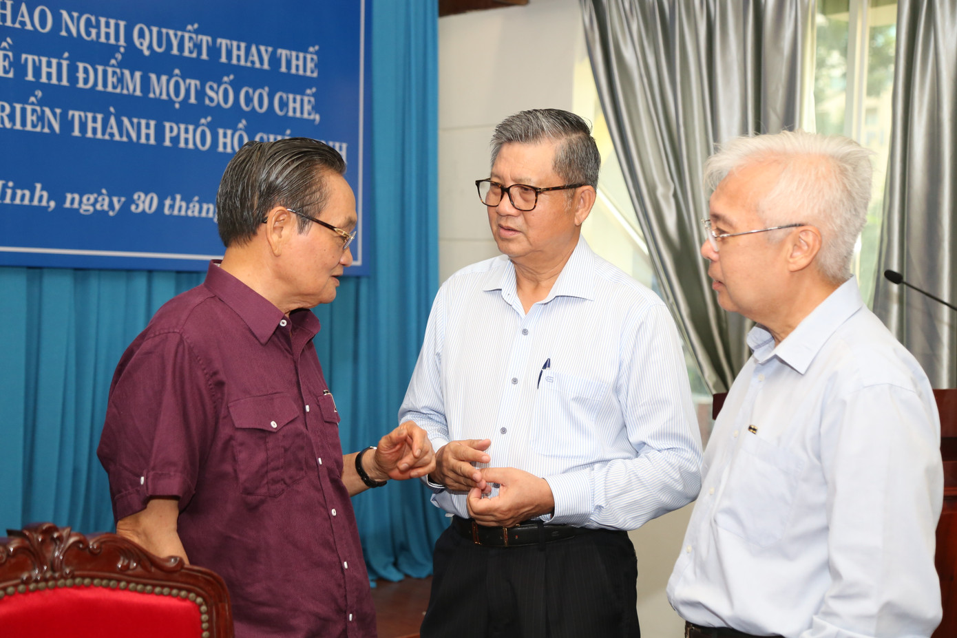 Các chuyên gia trao đổi bên lề tọa đàm. Ảnh: Ngô Tùng Các chuyên gia trao đổi bên lề tọa đàm. Ảnh: Ngô Tùng