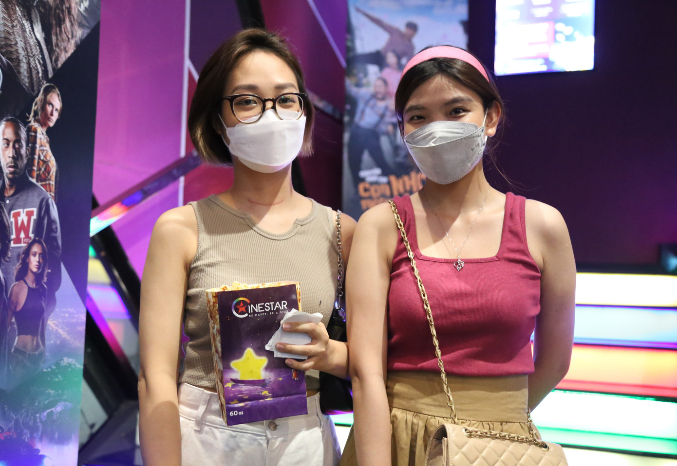 Lê Khanh (bìa trái, ngụ TP. Thủ Đức) cùng cô bạn Bửu Oanh hào hứng đến rạp cũng vì tò mò với sản phẩm mới nhất của Lý Hải. "Mình chọn xem Lật mặt 6 vì được bạn rủ và cũng một phần thấy phim này được giới thiệu nhiều trên mạng xã hội Facebook, TikTok", Lê Khanh chia sẻ và cho biết bản thân chưa từng xem phần nào của series Lật mặt.