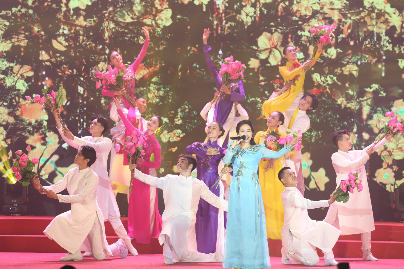 NSƯT Vân Khánh cùng tốp múa mang đến tiết mục rực rỡ, ấm áp.
