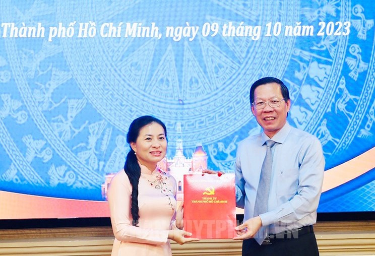 Chủ tịch UBND TPHCM Phan Văn Mãi trao quyết định bổ nhiệm bà Phan Kiều Thanh Hương giữ chức Phó Giám đốc Sở Nội vụ TPHCM. Ảnh: Thành uỷ TPHCM.
