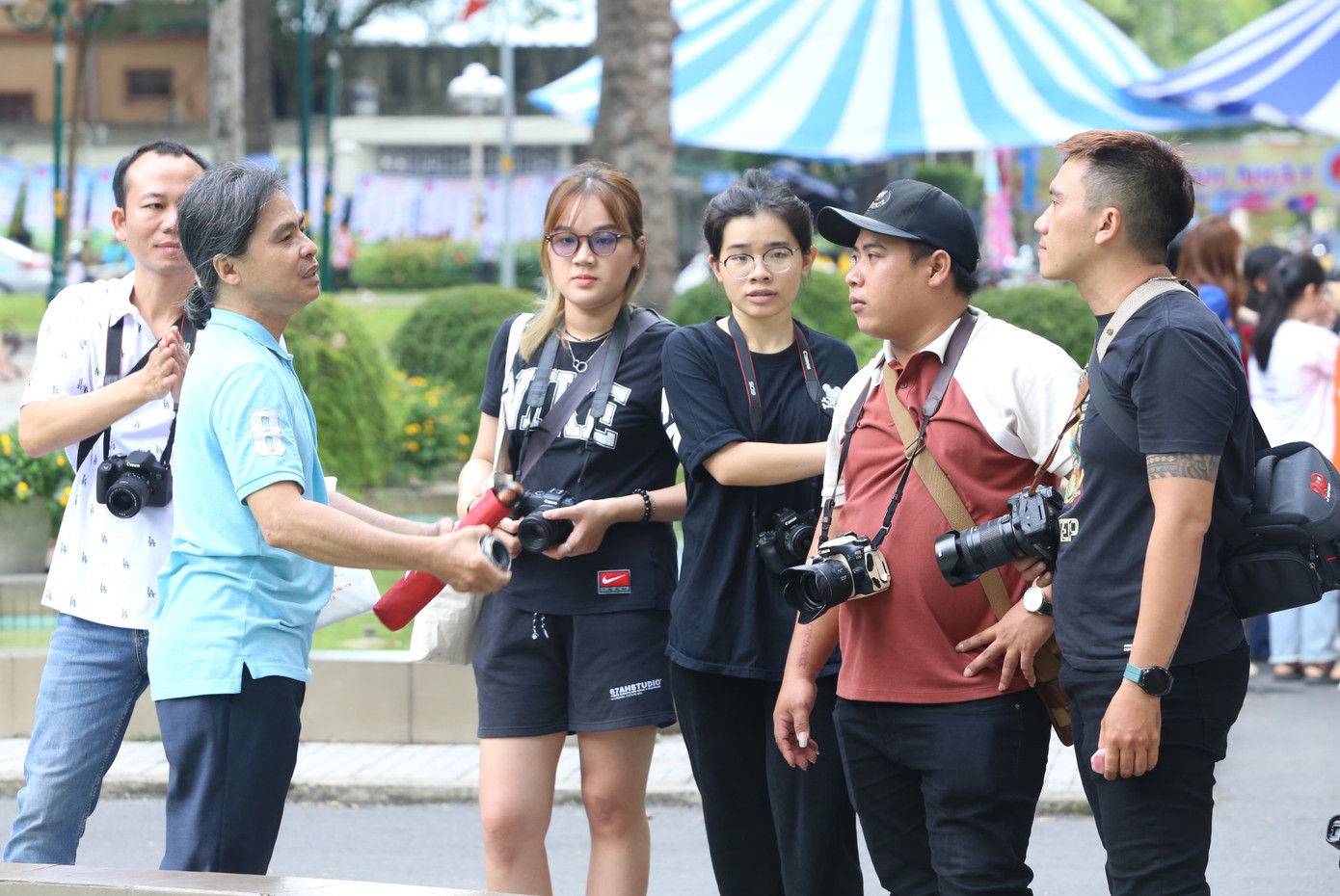 Người dân TPHCM sinh hoạt, học tập tại Công viên Tao Đàn. Ảnh: Ngô Tùng Người dân TPHCM sinh hoạt, học tập tại Công viên Tao Đàn. Ảnh: Ngô Tùng