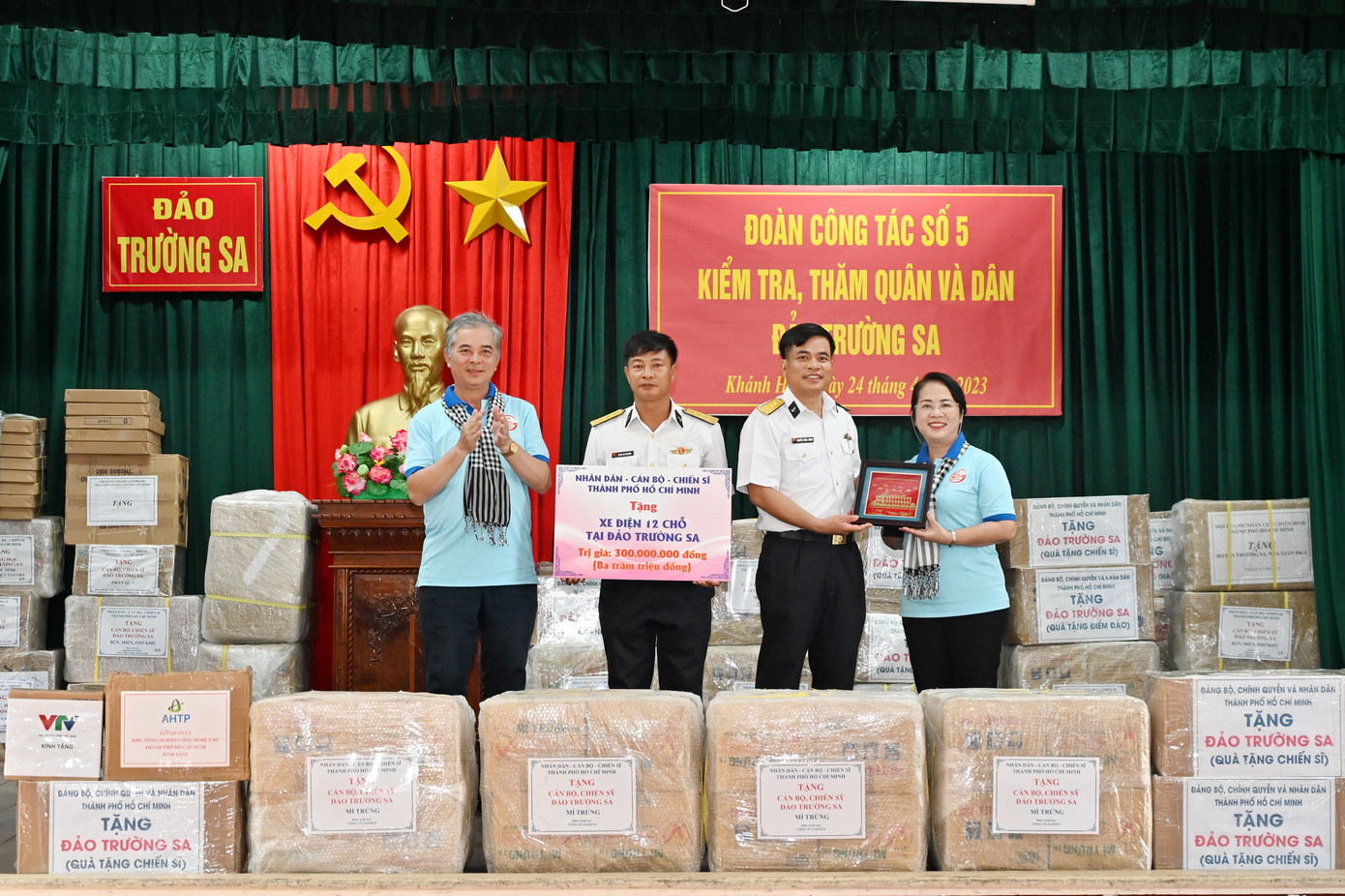 Lãnh đạo UBND, Ủy ban MTTQ Việt Nam TPHCM trao quà tặng chiến sĩ, bà con nhân dân Trường Sa. Ảnh: Quốc Thanh