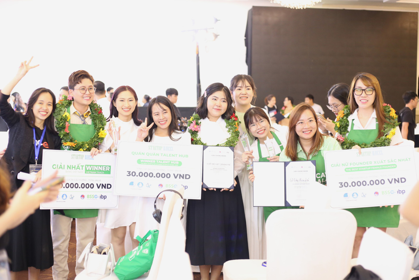 Chủ nhân các dự án khởi nghiệp tiêu biểu với những giải thưởng xứng đáng sau những nỗ lực tại cuộc thi. Ảnh: Ngô Tùng Chủ nhân các dự án khởi nghiệp tiêu biểu với những giải thưởng xứng đáng sau những nỗ lực tại cuộc thi. Ảnh: Ngô Tùng