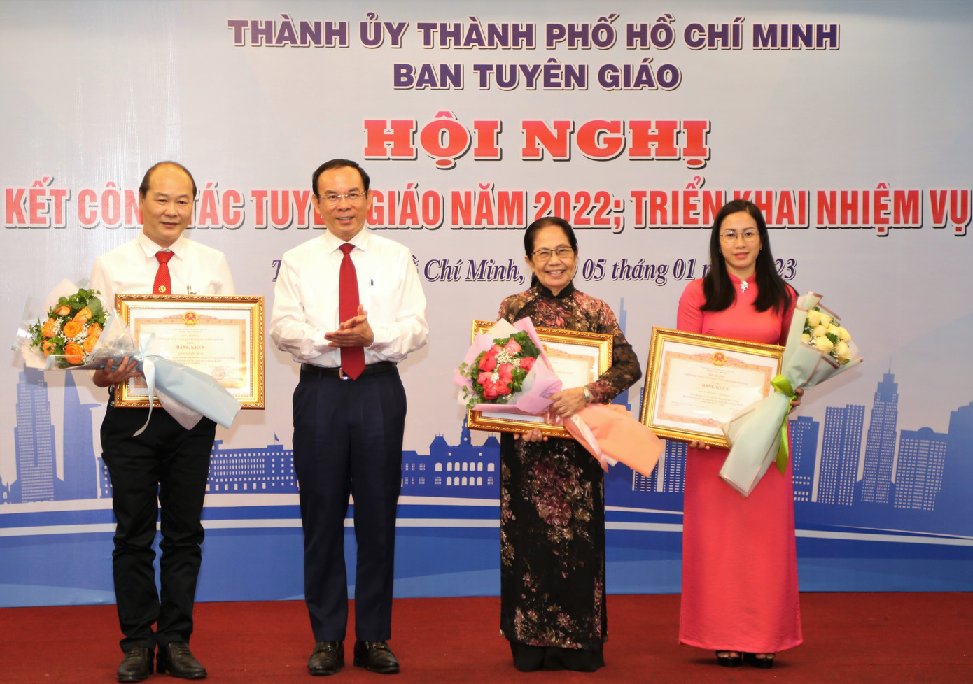 Bí thư Thành ủy Nguyễn Văn Nên trao bằng khen Thủ tướng Chính phủ cho các cá nhân, tập thể có những đóng góp tiêu biểu trong công tác tuyên giáo năm 2022. Bí thư Thành ủy Nguyễn Văn Nên trao bằng khen Thủ tướng Chính phủ cho các cá nhân, tập thể có những đóng góp tiêu biểu trong công tác tuyên giáo năm 2022.