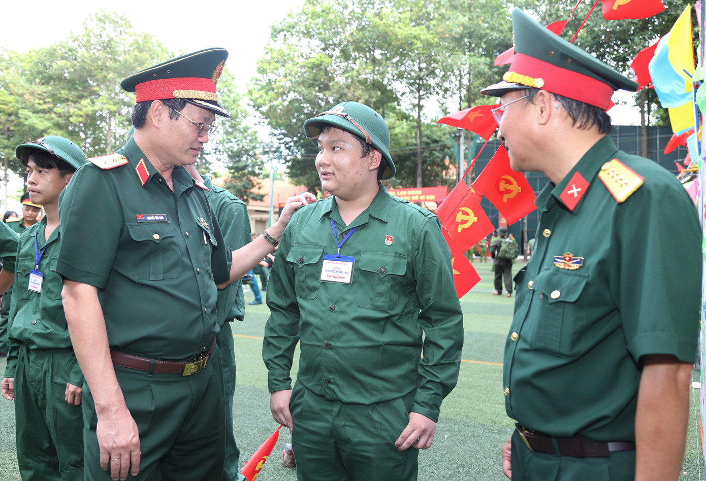 Trung tướng Nguyễn Văn Nam - Tư lệnh Bộ Tư lệnh TPHCM thăm hỏi, động viên tân binh trước ngày nhập ngũ.