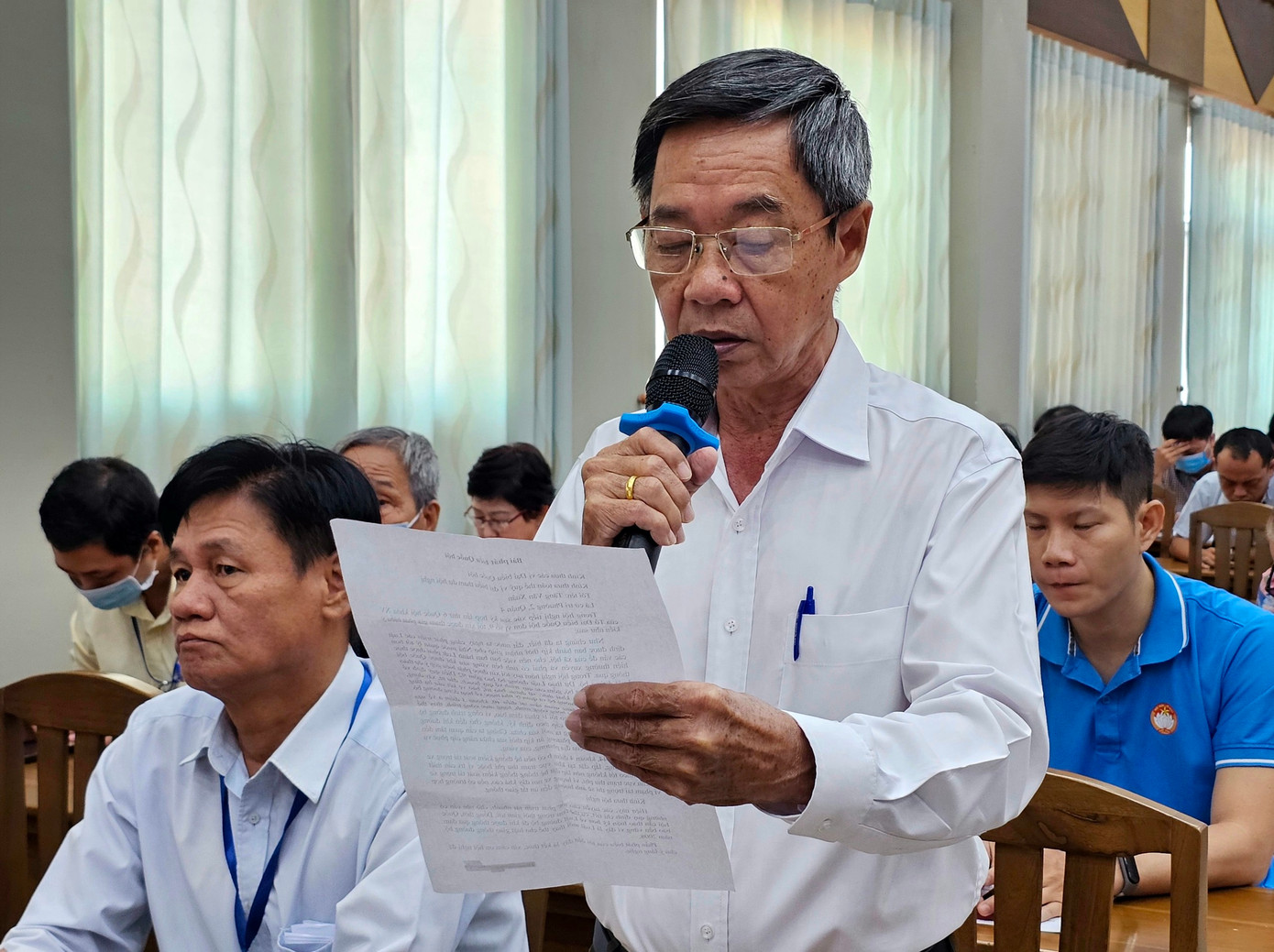 Cử tri quận 4 nêu ý kiến với các ĐBQH. Ảnh: Ngô Tùng