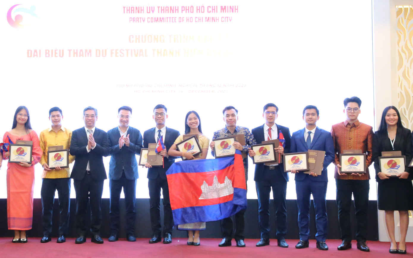 Phó Bí thư Thành ủy TPHCM Nguyễn Phước Lộc (thứ ba từ trái qua) cùng anh Nguyễn Tường Lâm trao quà lưu niệm cho các đại biểu thanh niên. Ảnh: Ngô Tùng Phó Bí thư Thành ủy TPHCM Nguyễn Phước Lộc (thứ ba từ trái qua) cùng anh Nguyễn Tường Lâm trao quà lưu niệm cho các đại biểu thanh niên. Ảnh: Ngô Tùng