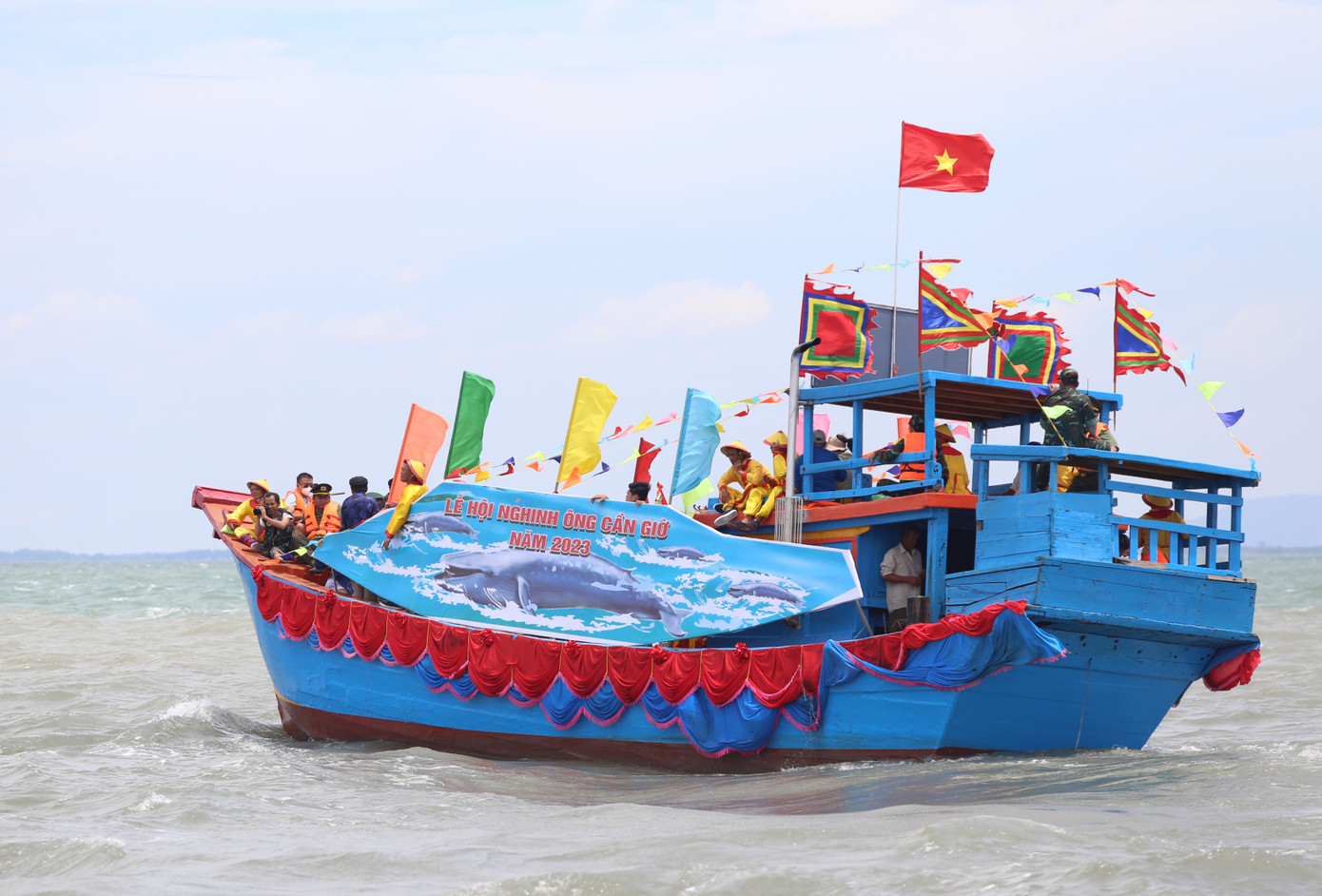 Chiếc thuyền lễ mang hình ảnh Cá Ông (Thần Nam Hải), được xem là vị thần cứu giúp ngư dân mỗi khi giông bão cũng như phù hộ để bà con ngư dân có được những mùa vụ bội thu.