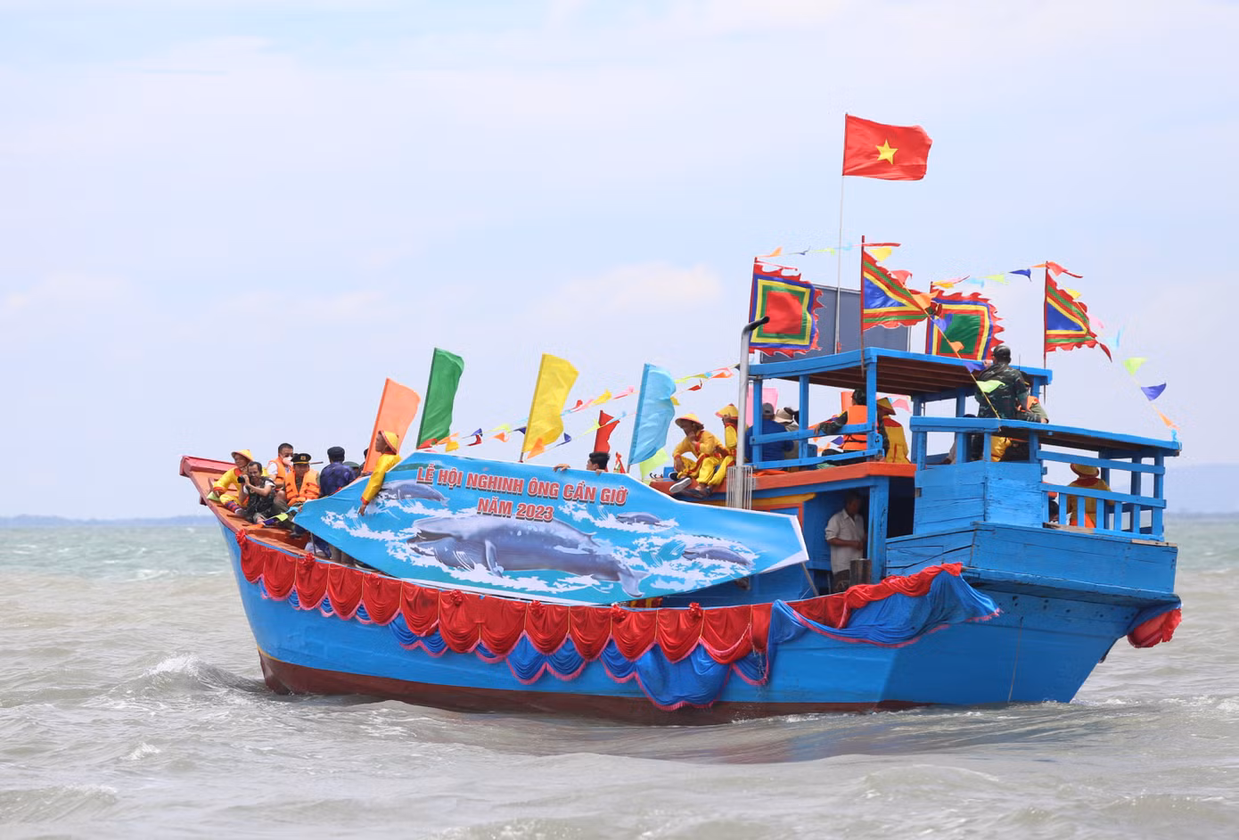 Chiếc thuyền lễ mang hình ảnh Cá Ông (Thần Nam Hải), được xem là vị thần cứu giúp ngư dân mỗi khi giông bão cũng như phù hộ để bà con ngư dân có được những mùa vụ bội thu. Chiếc thuyền lễ mang hình ảnh Cá Ông (Thần Nam Hải), được xem là vị thần cứu giúp ngư dân mỗi khi giông bão cũng như phù hộ để bà con ngư dân có được những mùa vụ bội thu.