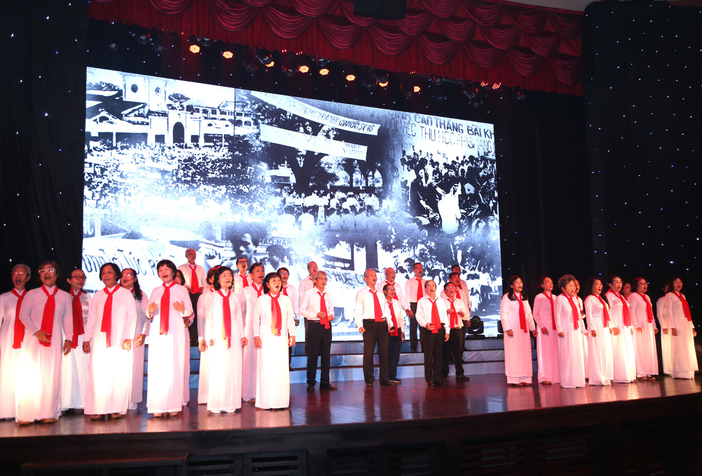 Tổ khúc nghệ thuật với chủ đề “Trui rèn trong lửa đỏ” ở phần đầu chương trình, do các cô chú trong Câu lạc bộ Truyền thống Thành Đoàn thể hiện, đã đưa thế hệ trẻ hôm nay trở lại giai đoạn sục sôi hào khí “Hát cho đồng bào tôi nghe” của thế kỷ trước. Tổ khúc nghệ thuật với chủ đề “Trui rèn trong lửa đỏ” ở phần đầu chương trình, do các cô chú trong Câu lạc bộ Truyền thống Thành Đoàn thể hiện, đã đưa thế hệ trẻ hôm nay trở lại giai đoạn sục sôi hào khí “Hát cho đồng bào tôi nghe” của thế kỷ trước.