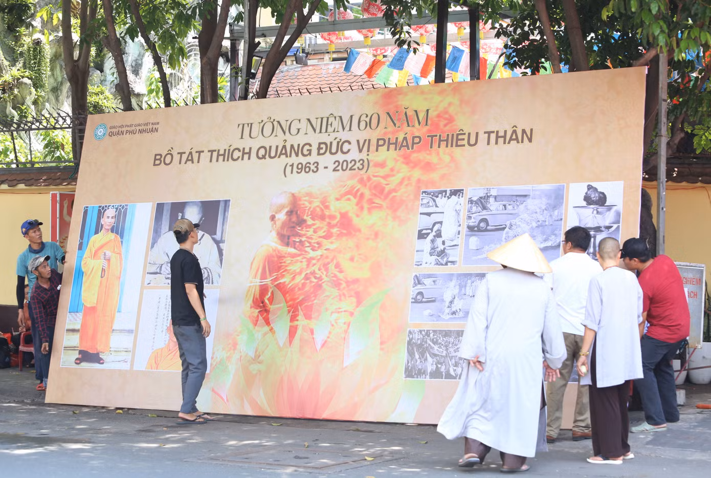 Chào mừng đại lễ Phật đản và tưởng niệm ngày Bồ tát Thích Quảng Đức vị pháp thiêu thân, Ban Trị sự Giáo hội Phật giáo Việt Nam TPHCM cùng các ban chuyên môn tổ chức triển lãm "Lửa thiêng rực sáng sử vàng", diễn ra tại Việt Nam Quốc tự từ chiều 26/5 tới. Bên cạnh đó, Phật giáo cùng các cơ sở tự viện trên địa bàn thành phố cũng long trọng tổ chức diễu hành xe hoa, tôn tượng Đức Phật; các chương trình nghệ thuật... chào mừng tuần lễ Phật đản.