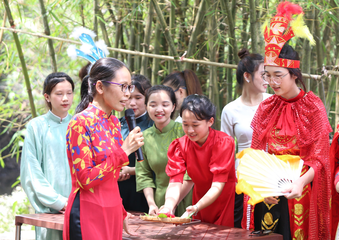Cô Nguyễn Thị Phà Ca (giảng viên khoa Quản lý Văn hóa nghệ thuật) cho biết đây là một hoạt động nhằm giúp các bạn sinh viên vừa ghi nhớ lý thuyết đồng thời có dịp ứng dụng vào thực tế. "Trước đó, khoa đã cho các bạn nghiên cứu tài liệu về di sản văn hóa phi vật thể, từ đó sử dụng các chất liệu lịch sử để tái hiện câu chuyện một cách sinh động, gần gũi nhằm mang lại những giá trị, ý nghĩa sâu sắc hơn đối với các bạn", nữ giảng viên chia sẻ. Cô Nguyễn Thị Phà Ca (giảng viên khoa Quản lý Văn hóa nghệ thuật) cho biết đây là một hoạt động nhằm giúp các bạn sinh viên vừa ghi nhớ lý thuyết đồng thời có dịp ứng dụng vào thực tế. "Trước đó, khoa đã cho các bạn nghiên cứu tài liệu về di sản văn hóa phi vật thể, từ đó sử dụng các chất liệu lịch sử để tái hiện câu chuyện một cách sinh động, gần gũi nhằm mang lại những giá trị, ý nghĩa sâu sắc hơn đối với các bạn", nữ giảng viên chia sẻ.