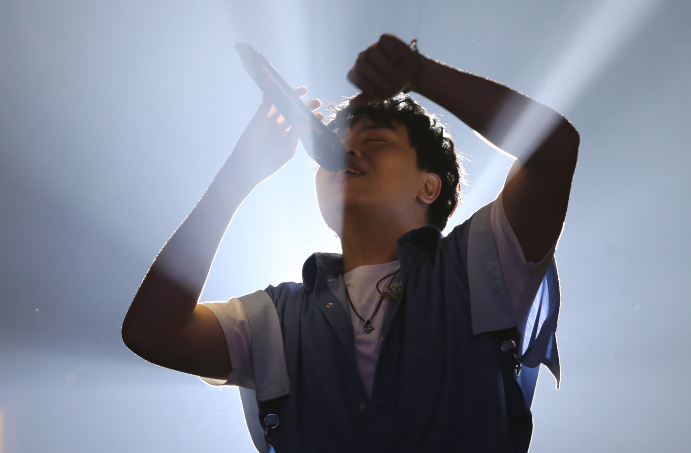 Ca, nhạc sĩ Hứa Kim Tuyền gửi đến những bản hit cảm xúc anh "tạo sóng" thời gian qua.