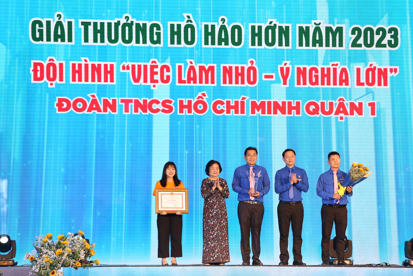 Nguyên Phó Chủ tịch nước Trương Mỹ Hoa và đại diện lãnh đạo Trung ương Đoàn trao giải thưởng Hồ Hảo Hớn cho Quận Đoàn 1.