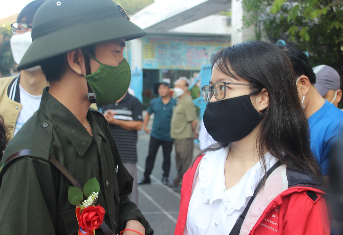 Nam thanh niên trò chuyện cùng người thân trước lúc về đơn vị huấn luyện.