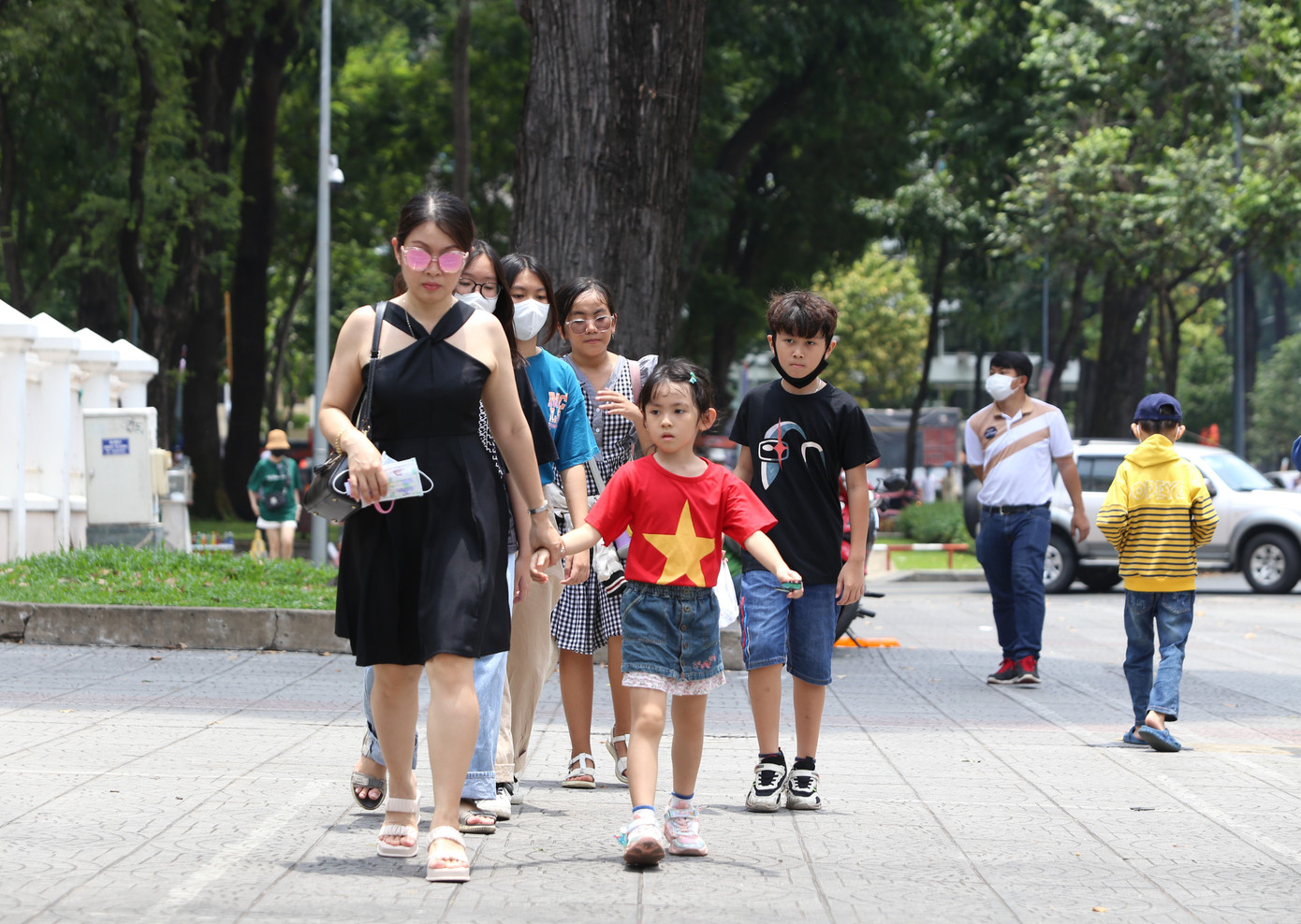 Kỷ niệm ngày thống nhất đất nước 30/4, đông đảo người dân trong nước và du khách quốc tế đổ về những địa điểm du lịch, các thắng cảnh, di tích lịch sử ở khu vực trung tâm TPHCM để hòa chung không khí reo vui của ngày lễ.