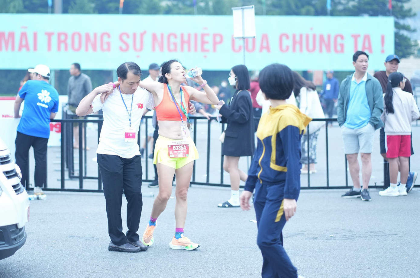 Đội ngũ nhân viên y tế Bệnh viện Quân y 175 tận tình hỗ trợ các vận động viên tại cung đường chạy.