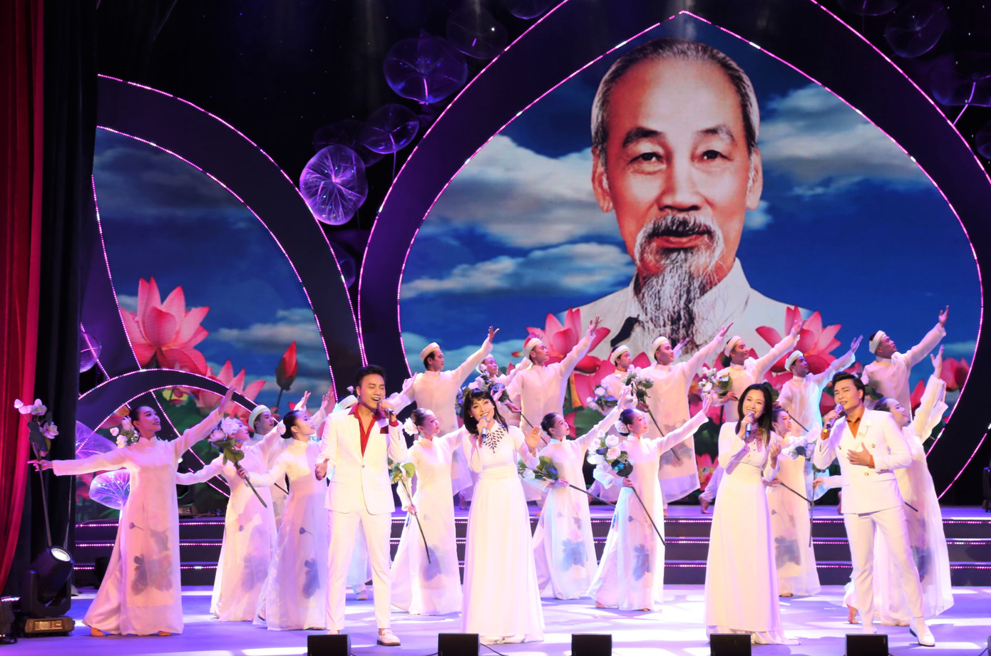 Chương trình mở màn với nhạc phẩm Hồ Chí Minh đẹp nhất tên người của nhạc sĩ Trần Kiết Tường, do các ca sĩ Thanh Nguyên, Dương Quốc Hưng, Duyên Huyền, Đăng Nguyên cùng các nhóm ca múa kết hợp biểu diễn.