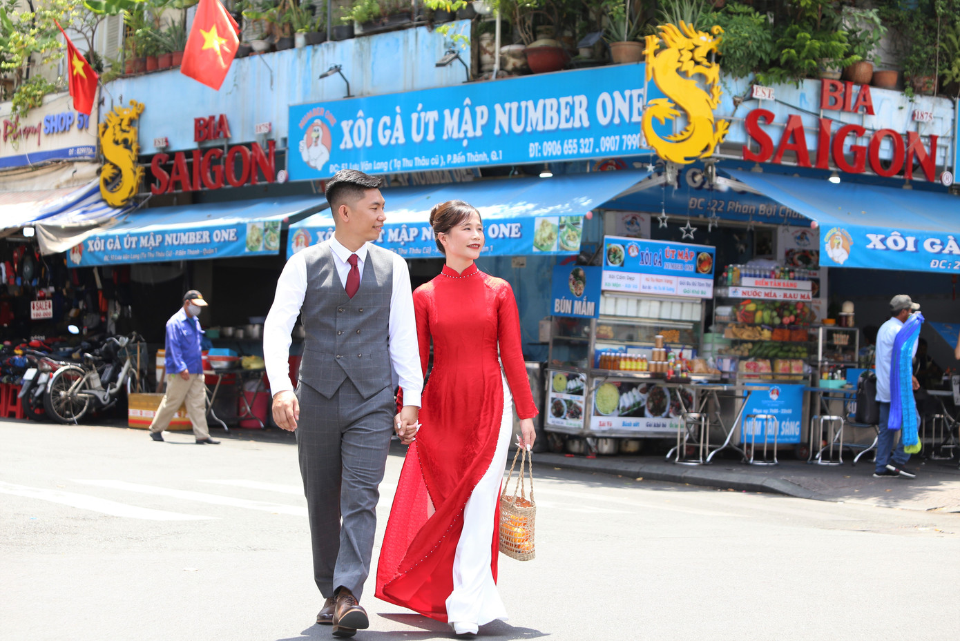 Trong album kỷ niệm, cặp đôi cũng 'lưu dấu' qua những di tích, thắng cảnh đặc trưng ở trung tâm TPHCM như Phố đi bộ Nguyễn Huệ, Bảo tàng TPHCM, cầu Thủ Thiêm...