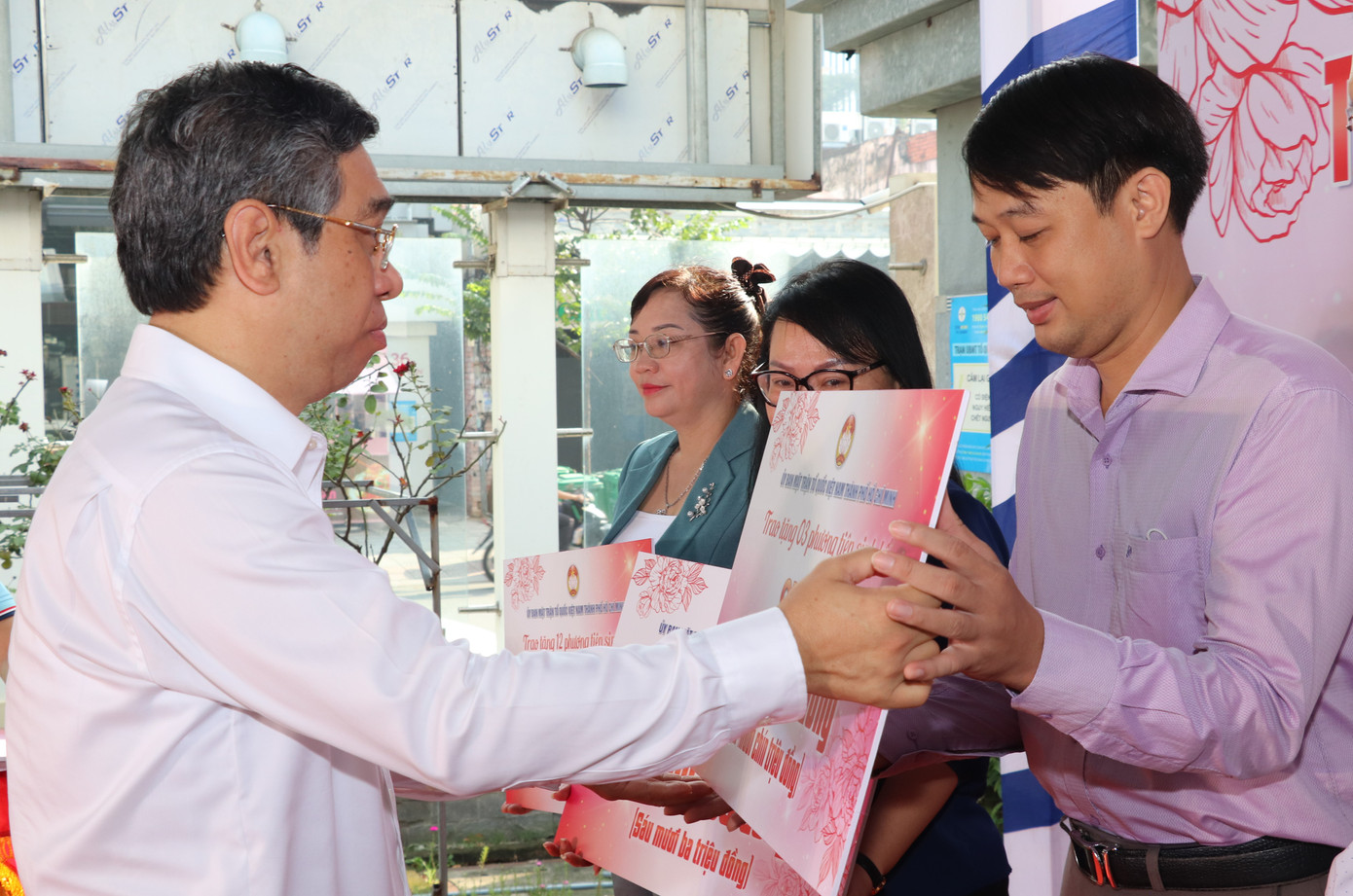 Phó Bí thư Thành uỷ TPHCM Nguyễn Phước Lộc trao bảng tượng trưng nguồn lực hỗ trợ chăm lo người nghèo thành phố. Ảnh: Anh Hoàng