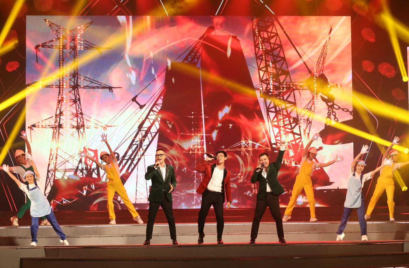 Vững bước trên con đường đổi mới, vượt qua bao gian nan, thử thách, Đảng bộ, chính quyền và nhân dân thành phố luôn cảm thấy tự hào và phấn đấu sống, làm việc, cống hiến để xứng đáng là thành phố mang tên Bác kính yêu.