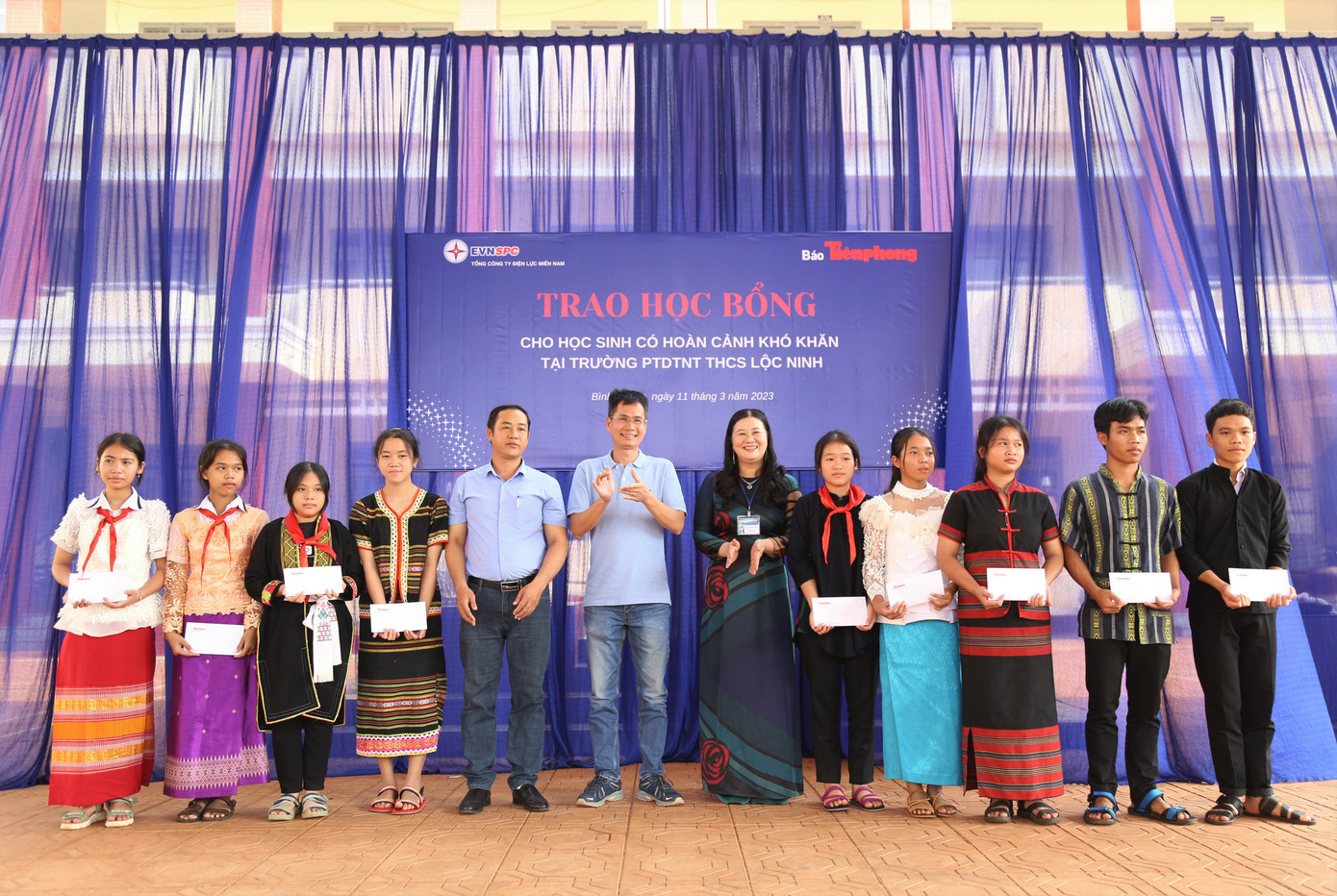 Đại diện Ban Giám hiệu nhà trường, báo Tiền Phong cùng đơn vị đồng hành trao tặng học bổng đến các em.