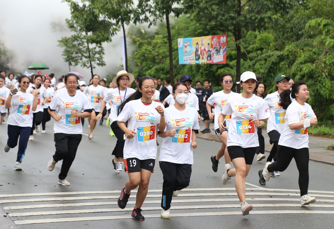 Nữ thanh niên hăng hái thể hiện sức bền trên đường chạy.