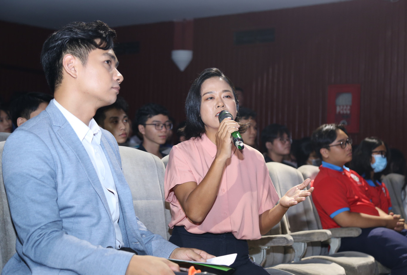 Chia sẻ tại chương trình, nhạc sĩ Mai Trâm cho biết, trong suốt hành trình học tập, làm việc 20 năm tại Nhà Văn hóa Thanh niên TPHCM, hầu hết các sáng tác của chị đều gắn với tuổi trẻ, với sinh viên, thanh niên thành phố. "Dù sáng tác rất nhiều ca khúc về tuổi trẻ, tôi đều ấp ủ ca khúc viết cho sinh viên nhưng cũng rất trăn trở với mong muốn làm sao để cảm xúc của mình phù hợp với lứa tuổi sinh viên, tuổi trẻ bây giờ, đồng thời cũng dẫn dắt tinh thần cho người trẻ hôm nay", nữ nhạc sĩ gắn bó với các lớp đoàn viên, thanh niên TPHCM bày tỏ. Chia sẻ tại chương trình, nhạc sĩ Mai Trâm cho biết, trong suốt hành trình học tập, làm việc 20 năm tại Nhà Văn hóa Thanh niên TPHCM, hầu hết các sáng tác của chị đều gắn với tuổi trẻ, với sinh viên, thanh niên thành phố. "Dù sáng tác rất nhiều ca khúc về tuổi trẻ, tôi đều ấp ủ ca khúc viết cho sinh viên nhưng cũng rất trăn trở với mong muốn làm sao để cảm xúc của mình phù hợp với lứa tuổi sinh viên, tuổi trẻ bây giờ, đồng thời cũng dẫn dắt tinh thần cho người trẻ hôm nay", nữ nhạc sĩ gắn bó với các lớp đoàn viên, thanh niên TPHCM bày tỏ.