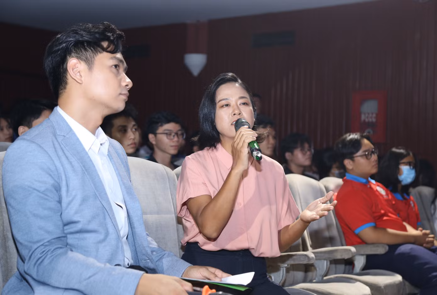 Chia sẻ tại chương trình, nhạc sĩ Mai Trâm cho biết, trong suốt hành trình học tập, làm việc 20 năm tại Nhà Văn hóa Thanh niên TPHCM, hầu hết các sáng tác của chị đều gắn với tuổi trẻ, với sinh viên, thanh niên thành phố. "Dù sáng tác rất nhiều ca khúc về tuổi trẻ, tôi đều ấp ủ ca khúc viết cho sinh viên nhưng cũng rất trăn trở với mong muốn làm sao để cảm xúc của mình phù hợp với lứa tuổi sinh viên, tuổi trẻ bây giờ, đồng thời cũng dẫn dắt tinh thần cho người trẻ hôm nay", nữ nhạc sĩ gắn bó với các lớp đoàn viên, thanh niên TPHCM bày tỏ.
