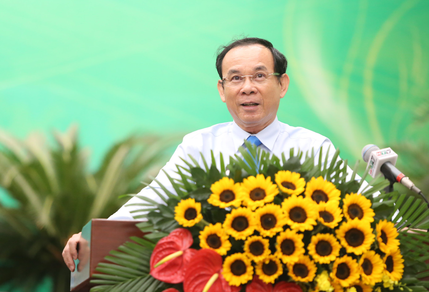 Bí thư Thành uỷ TPHCM Nguyễn Văn Nên trao đổi tại đại hội.