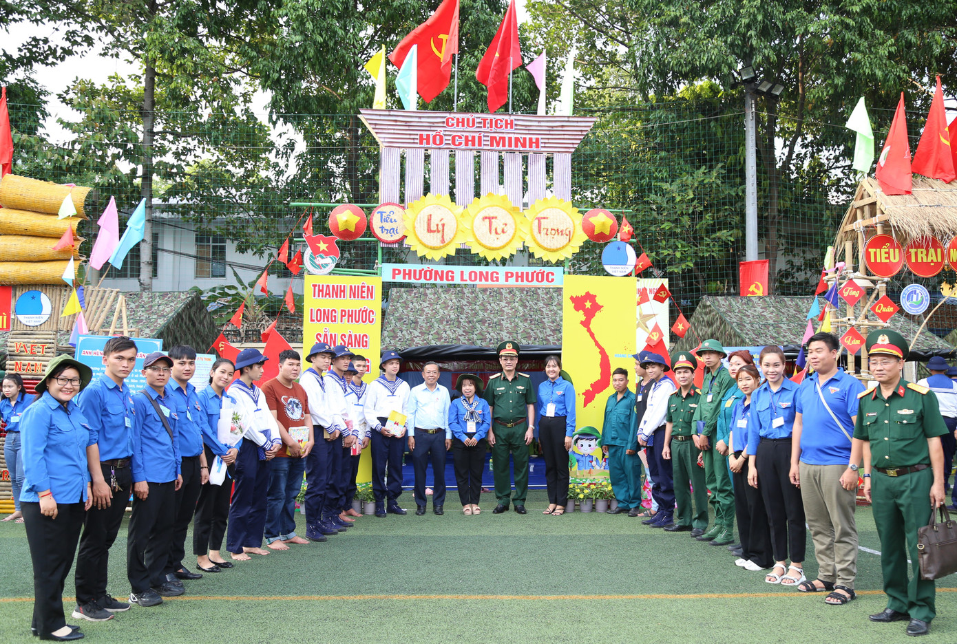 Lãnh đạo Bộ Tư lệnh TPHCM và TP. Thủ Đức chụp ảnh lưu niệm cùng các tân binh.