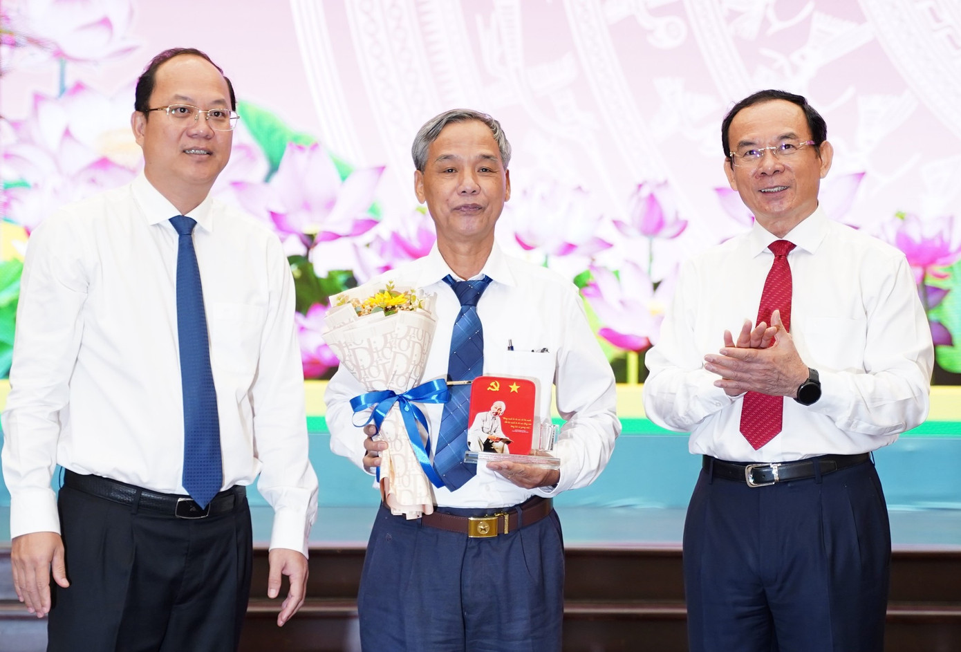 Bí thư Thành uỷ Nguyễn Văn Nên và Phó Bí thư Thành uỷ Nguyễn Hồ Hải (bên trái) trao khen thưởng cho các cá nhân tiêu biểu ở khu phố, ấp. Ảnh: Thuận Văn Bí thư Thành uỷ Nguyễn Văn Nên và Phó Bí thư Thành uỷ Nguyễn Hồ Hải (bên trái) trao khen thưởng cho các cá nhân tiêu biểu ở khu phố, ấp. Ảnh: Thuận Văn