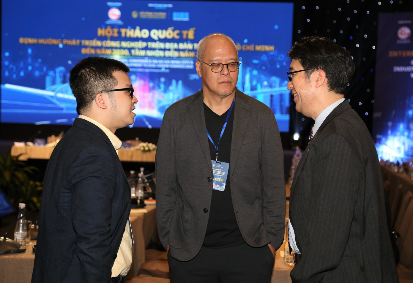 Đại biểu trao đổi bên lề hội thảo.