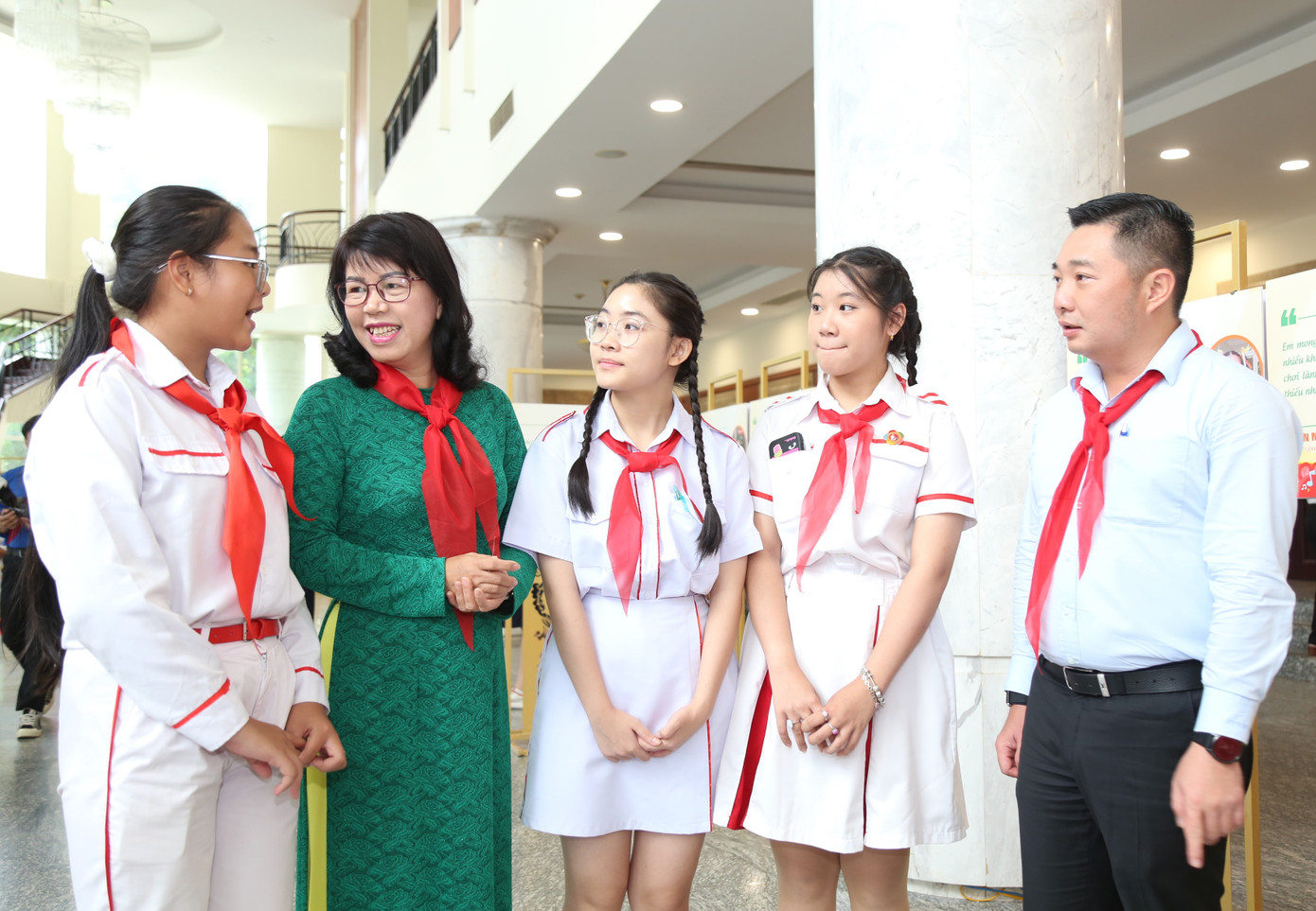 Bạn nhỏ trao đổi, chia sẻ thêm với lãnh đạo các ban ngành, đoàn thể bên lề hội nghị gặp gỡ. Ảnh: Ngô Tùng Bạn nhỏ trao đổi, chia sẻ thêm với lãnh đạo các ban ngành, đoàn thể bên lề hội nghị gặp gỡ. Ảnh: Ngô Tùng